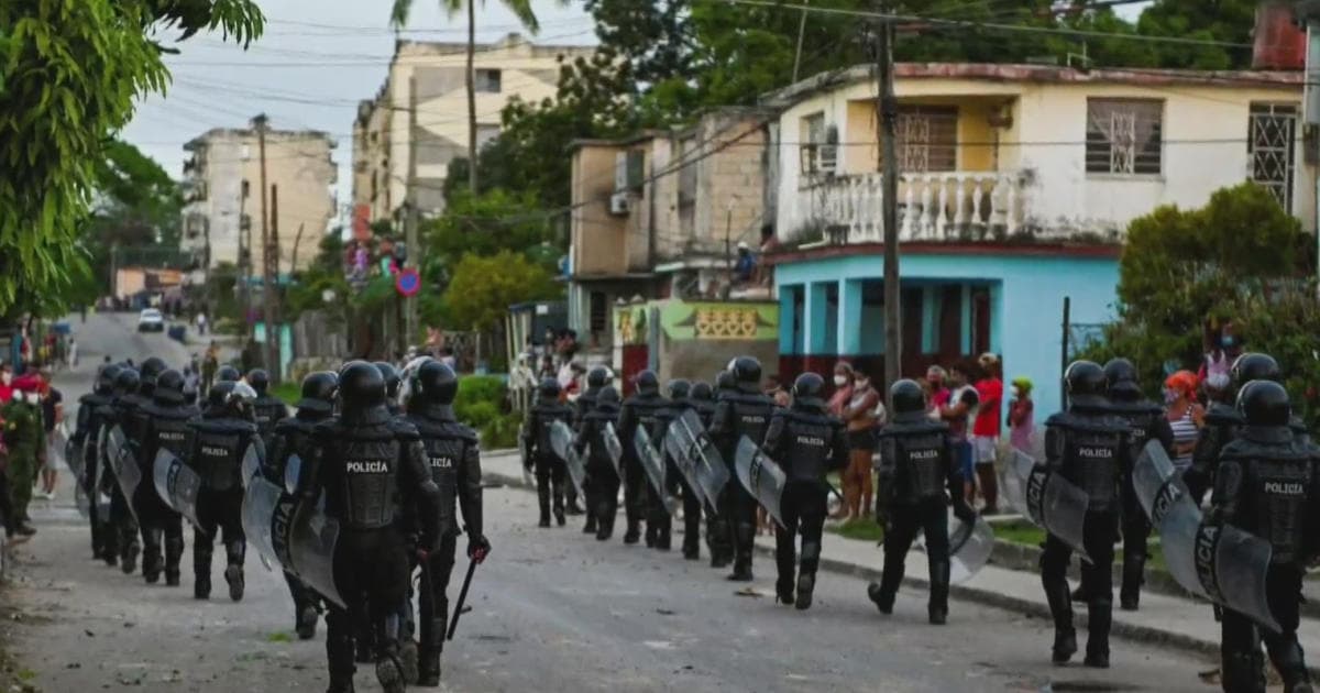 Police and special forces deployed in Cuba